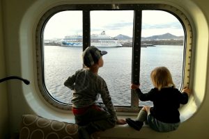 Dzieci w kabinie na statku AIDAnova patrzą na statek AIDAcara