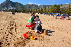 Dzieci z mamą na plaży Playa de la Teresitas Teneryfa