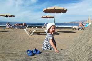 Dziecko na plaży w Playa de las Americas Teneryfa