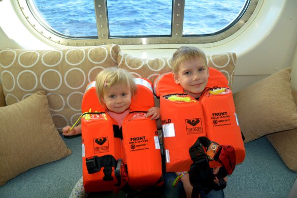 Dzieci w kabinie na statku AIDAnova w kamizelkach ratunkowych