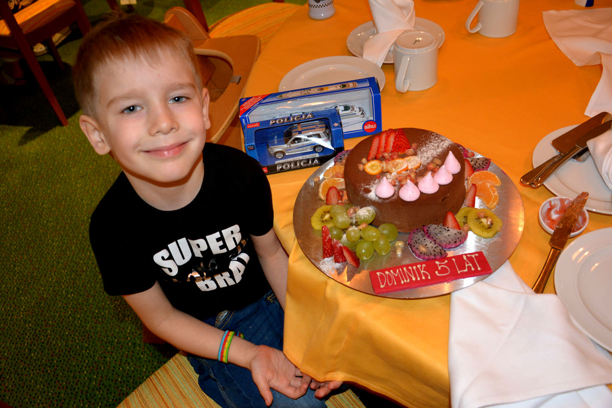 Dziecko z tortem urodzinowym na statku AIDAnova