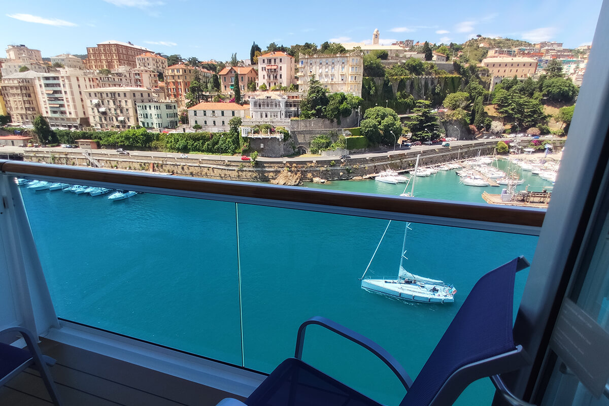 Rejs rodzinny - port w Savonie z prywatnego balkonu na Costa Firenze