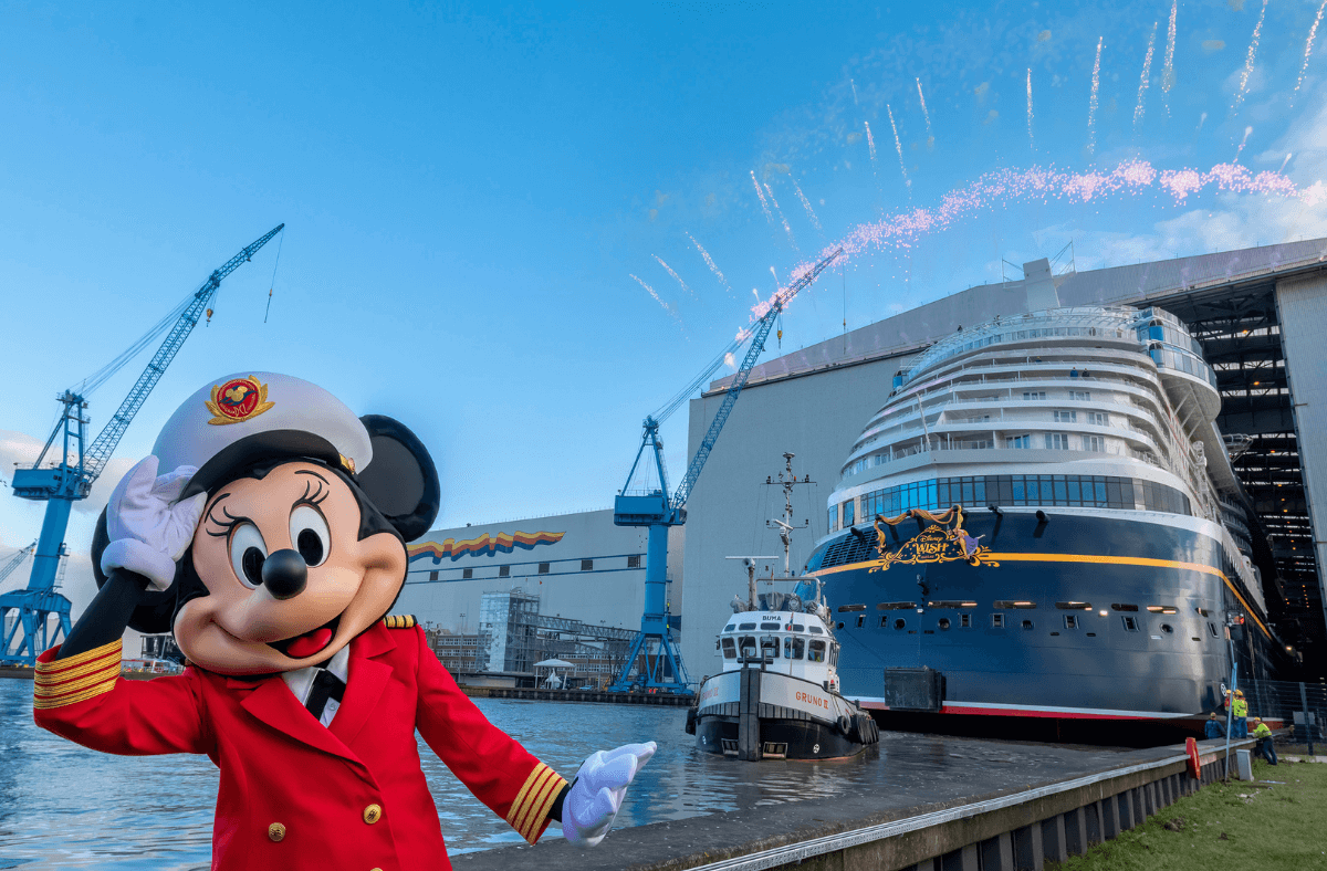 Wodowanie Disney Wish i kapitan Minnie Mouse 